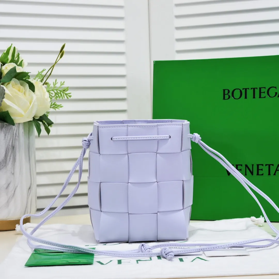 Large happy purple🔻Bottega veneta* new woven small bucket bag latest series# The square bag shape is matched with classic woven elements, drawstring design, minimalism, and has a very large capacity. Every color is beautiful, it is simple and elegant but has a cool style. It can be used by both men and women, and the upper body is fashionable and classy! Style number: 6612# Large size; 19cm